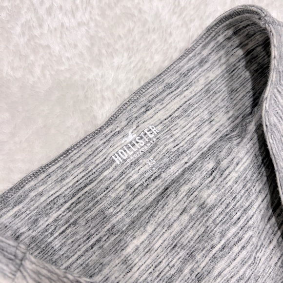 Hollister Salt and Pepper Crop Bandeau - Picture 2 of 4